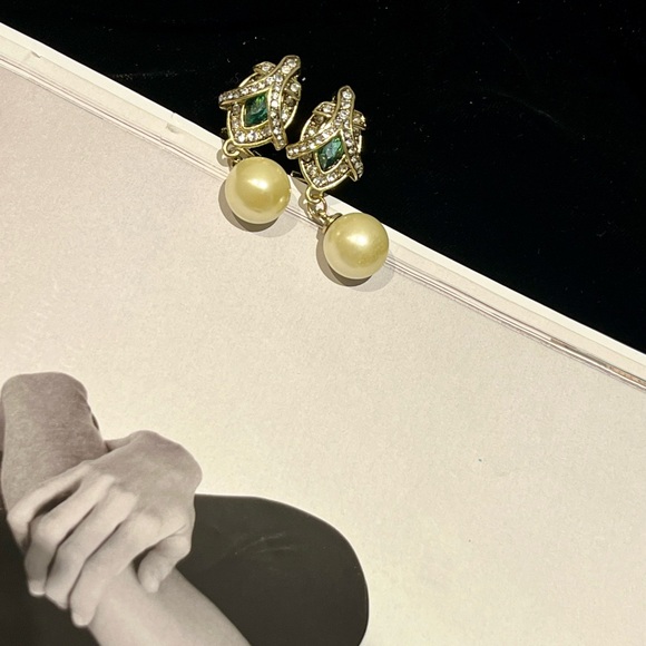 Jewelry - Elegant Pearl and Crystal Drop Earrings - Black Friday sale!🥳